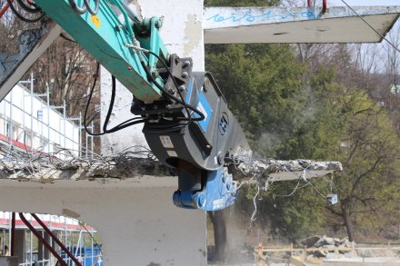 Wyburzanie wieży na basenie